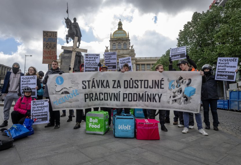 Kurýři společností Wolt a foodora v Praze protestovali proti snížení odměn