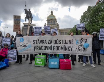 Kurýři společností Wolt a foodora v Praze protestovali proti snížení odměn