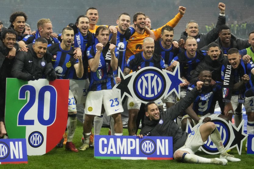 Fotbalisté Interu získali díky výhře v milánském derby jubilejní 20. titul