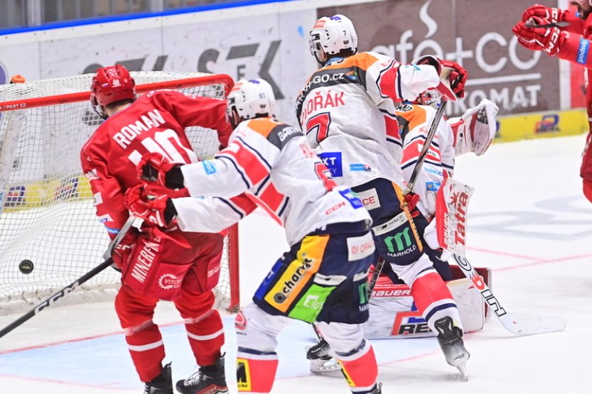 Hokejové finále pokračuje v Pardubicích, ve hře je první mečbol