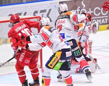 Hokejové finále pokračuje v Pardubicích, ve hře je první mečbol