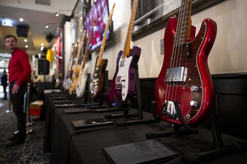 Hudebníci i investoři si mohou v Česku pořídit luxusní kytary Fender