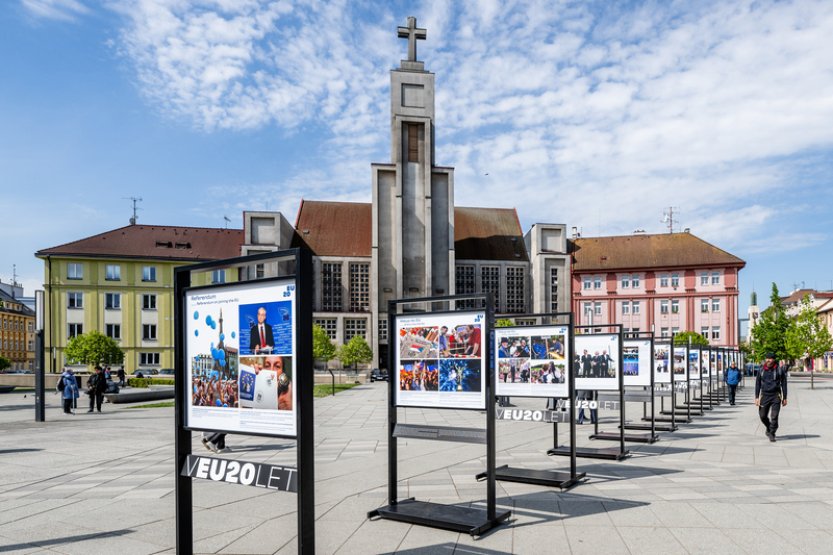 V Hradci Králové začala venkovní výstava fotografií ČTK ke vstupu ČR do EU