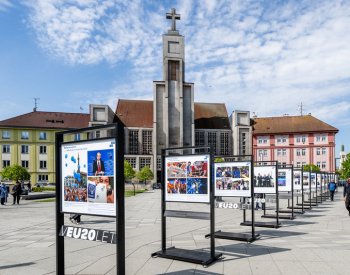 V Hradci Králové začala venkovní výstava fotografií ČTK ke vstupu ČR do EU