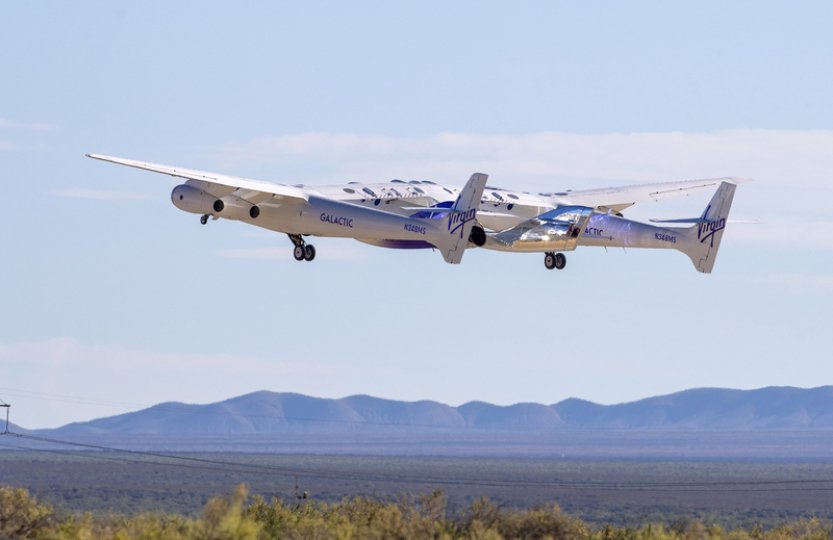 Společnost Virgin Galactic poprvé dopravila turisty na okraj vesmíru