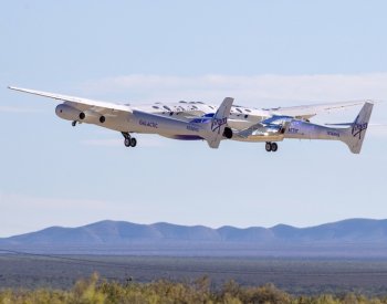 Společnost Virgin Galactic poprvé dopravila turisty na okraj vesmíru