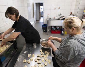 Amnesty International kritizuje v ČR diskriminaci Ukrajinců a zbraně pro Izrael