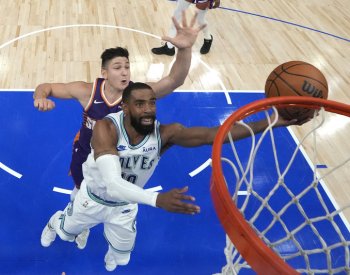 Minnesota v play off NBA porazila Phoenix i podruhé, Indiana srovnala s Bucks