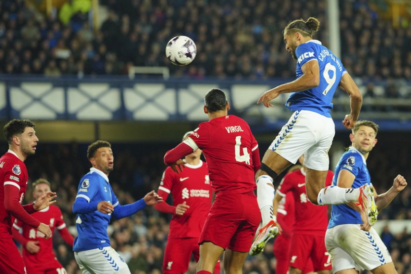 Liverpool podlehl v derby Evertonu a naděje na titul se mu rozplývá