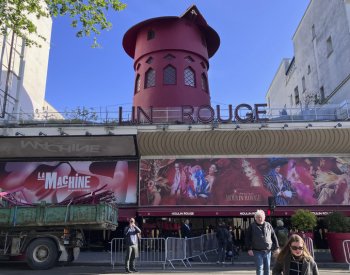 V Paříži se dnes v noci zřítila křídla mlýna na známém kabaretu Moulin Rouge