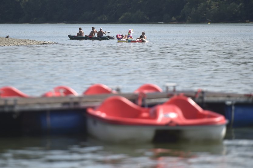 Kvalita vody v koupalištích se i přes chladnější počasí místy zhoršila