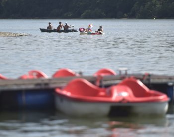 Kvalita vody v koupalištích se i přes chladnější počasí místy zhoršila
