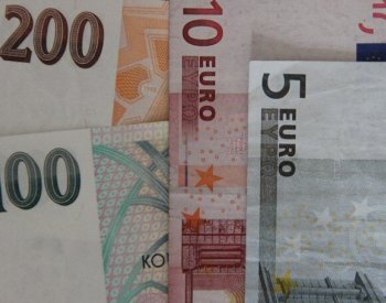 Koruně se dařilo, zpevnila k jednotné evropské měně i vůči dolaru