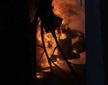 Rusové v noci zaútočili na energetiku a na město Charkov