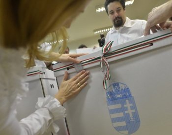 Maďarská strana dvouocasého psa si tropí žerty z politiků