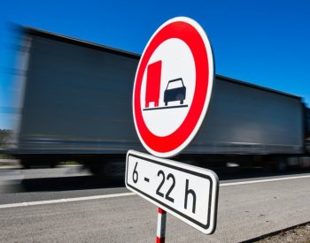 ŘSD instaluje další značky se zákazem předjíždění kamionů na dálnici D1