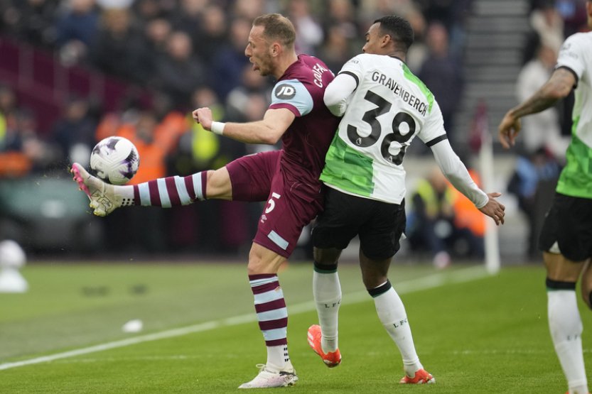 Liverpool opět zaváhal v boji o titul, Sheffield je prvním sestupujícím