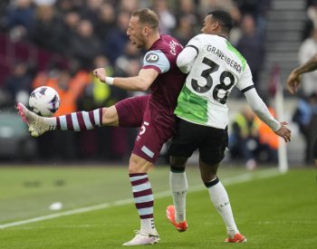 Liverpool opět zaváhal v boji o titul, Sheffield je prvním sestupujícím