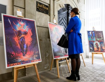 V Mostě vystavuje tvorbu inspirovanou folklorem a pohádkou Katrin Buttig