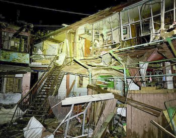 Ruský dronový útok poškodil hotel v ukrajinském Mykolajivu