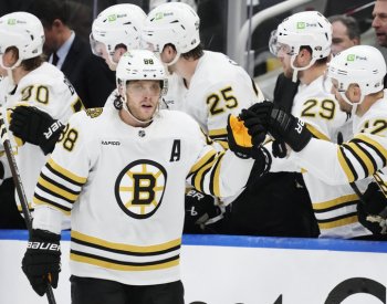 Pastrňák pomohl Bostonu k mečbolu, konec sezony odvrátili Islanders i Tampa Bay