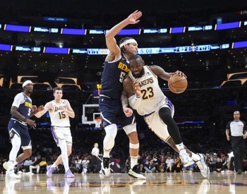 Lakers odvrátili v play off NBA rychlé vyřazení s Denverem
