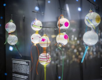 V expozici vánočních ozdob v Jablonci přibyly originální výtvory ze sympozia