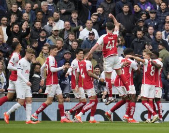 Arsenal dál vede anglickou ligu o bod před Manchesterem City