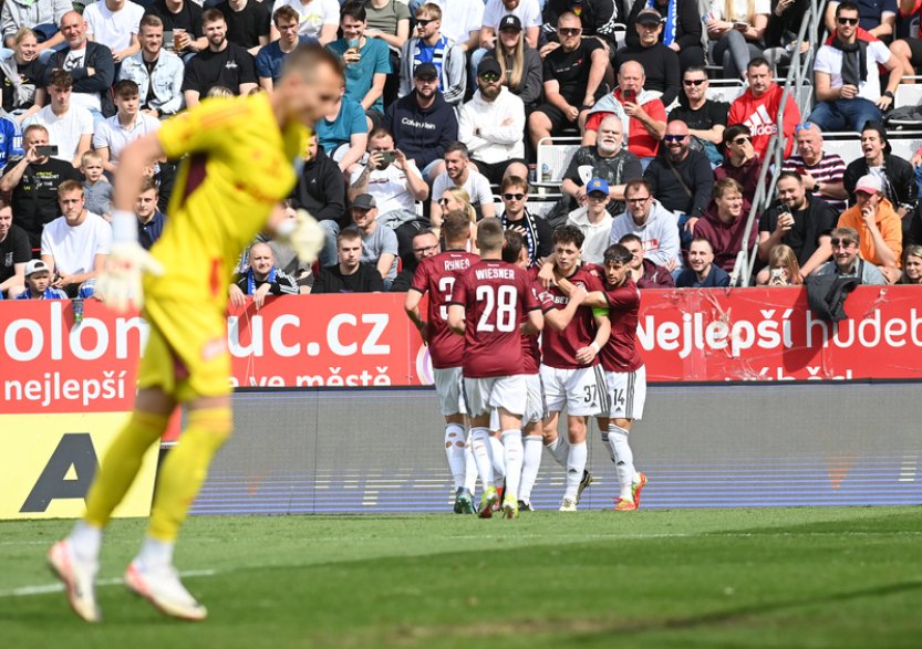 Sparta vyhrála v Olomouci 4:1 a před nadstavbou dál vede ligu o čtyři body