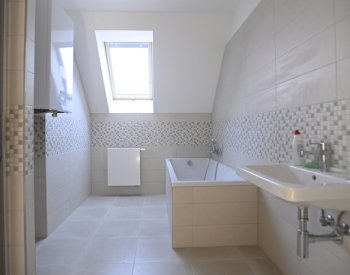 Nájemné je stále výrazně levnější než splátka hypotéky, uvádí analýza