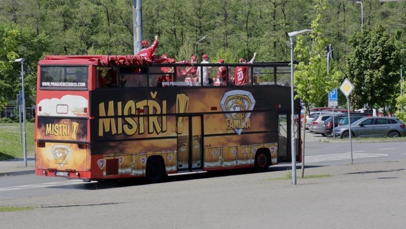 Hokejoví Oceláři projeli Třincem, titul oslavili s hutníky i sestřičkami