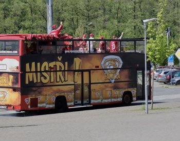 Hokejoví Oceláři projeli Třincem, titul oslavili s hutníky i sestřičkami