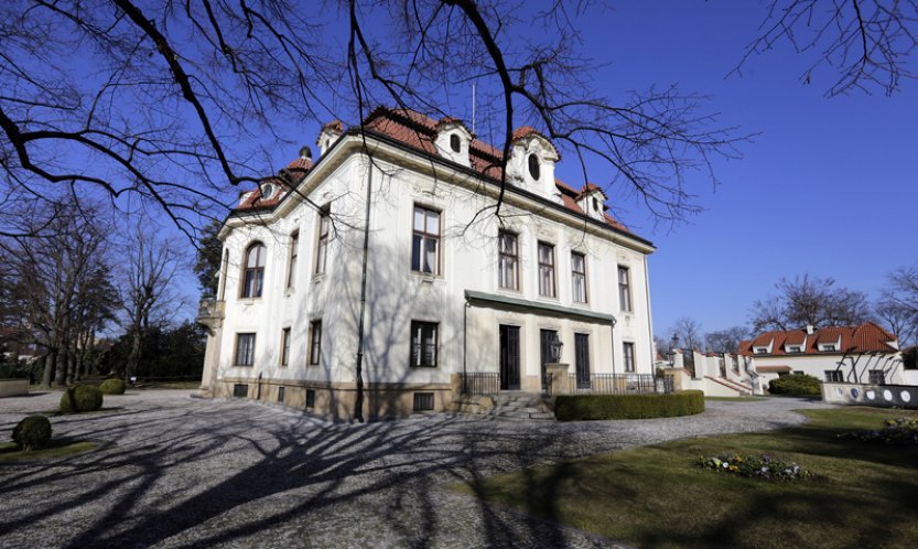 Lidé dnes mohou navštívit Kramářovu vilu, od soboty i zahrady Strakovy akademie
