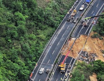 Na jihu Číny se propadla dálnice, o život přišlo nejméně 19 lidí