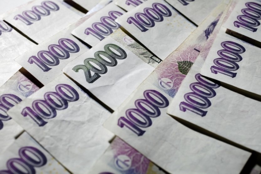 Plat zaměstnance státu loni vzrostl o 2345 Kč na 44.426 Kč