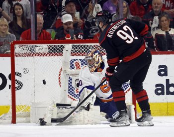 Nečas asistoval v NHL u postupové výhry Caroliny, Boston nevyužil mečbol