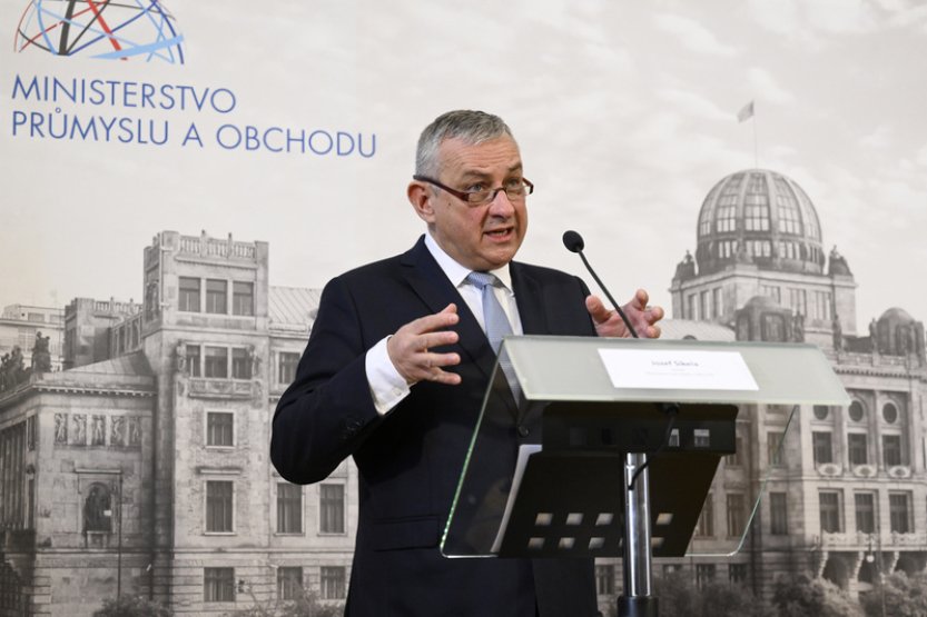 Nákup NET4GAS byl strategický, ztráta se čekala, reagoval Síkela na kritiku