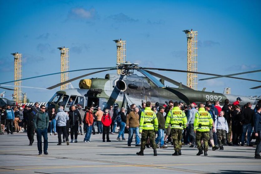 Akci náměšťské letecké základny navštívilo přes 40.000 lidí, tvořily se kolony