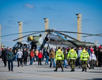 Akci náměšťské letecké základny navštívilo přes 40.000 lidí, tvořily se kolony