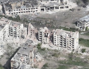 Záběry z dronu ukazují zkázu v Časiv Jaru, na který útočí Rusové