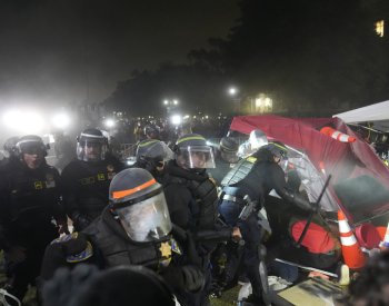Policie začala vyklízet propalestinský tábor na univerzitě v Los Angeles