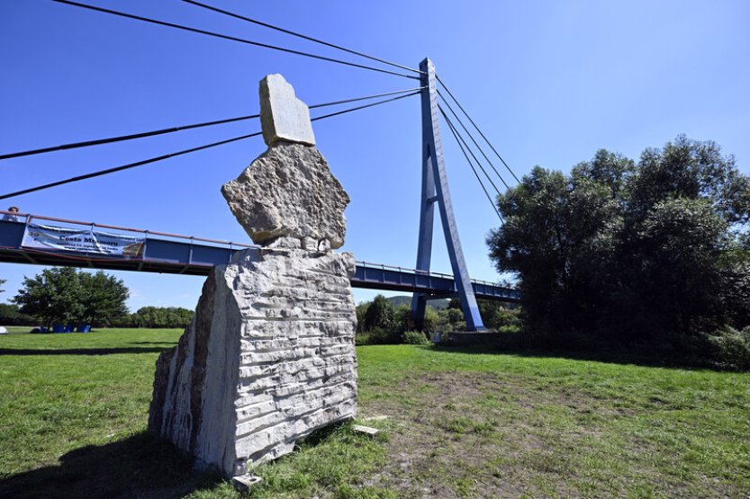 Gebauer, Charousek a Habermannová vytvořili u Dobřichovic sochy z mramoru