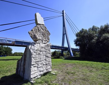 Gebauer, Charousek a Habermannová vytvořili u Dobřichovic sochy z mramoru