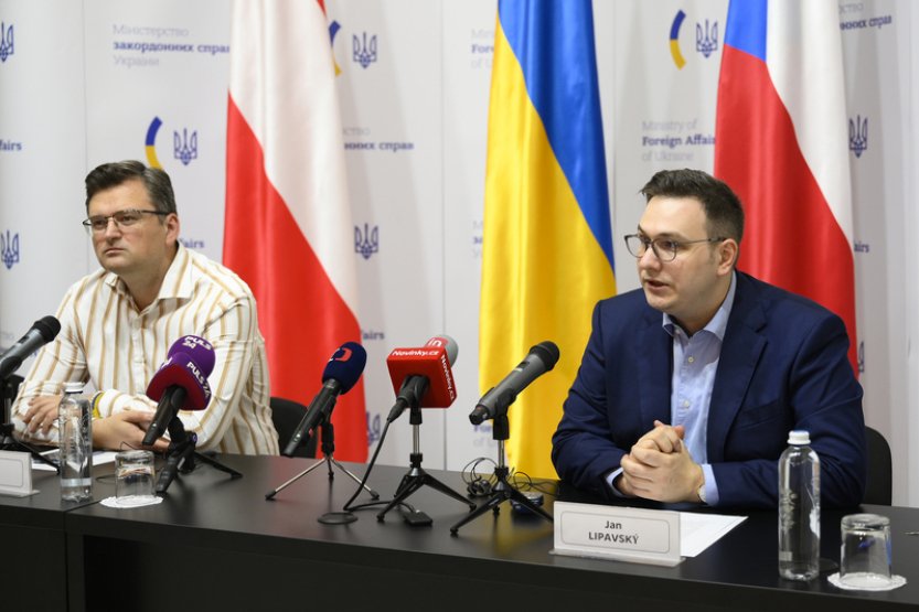 Kuleba hovořil s Lipavským o české muniční iniciativě