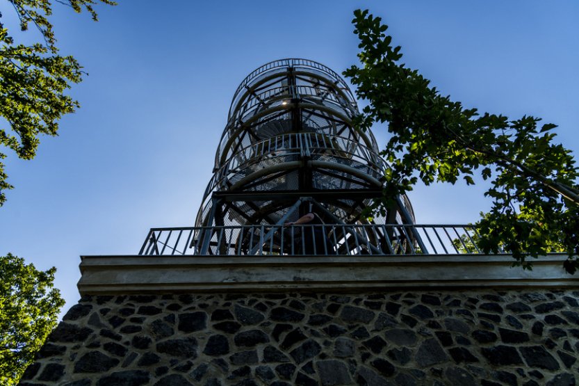 Litoměřice opravily kamennou část rozhledny Varhošť, byla v havarijním stavu