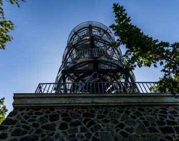 Litoměřice opravily kamennou část rozhledny Varhošť, byla v havarijním stavu