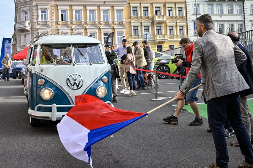 Desítky veteránů vyrazily z Prahy na vytrvalostní jízdu do Atén