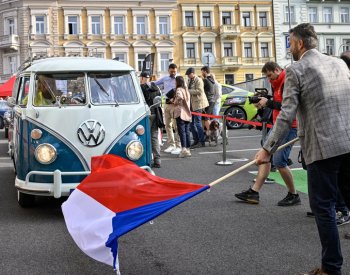 Desítky veteránů vyrazily z Prahy na vytrvalostní jízdu do Atén