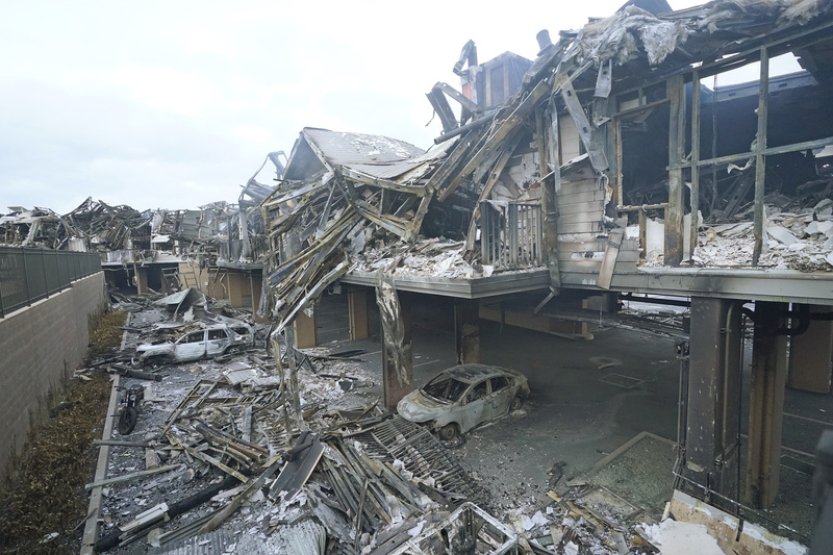 Do havajského města se po požáru vrací obyvatelé, nachází zkázu