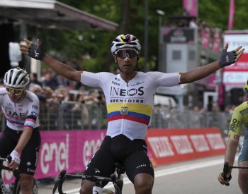 Úvodní etapu cyklistického Gira vyhrál Narváez, ve spurtu porazil i Pogačara